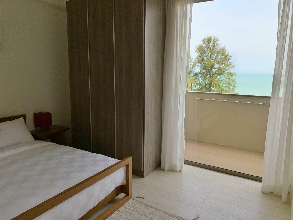 By The Sea Suites - Managed By Sdb Host Batu Feringgi Exteriör bild